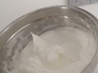 13、日式香草卡仕达,蛋白加砂糖打发到干性发泡，提起有个直立的角