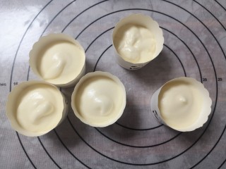 14、日式香草卡仕达,然后把蛋白分三次加入蛋黄糊，翻拌均匀，不要消泡，然后装入裱花袋，均匀的挤入纸杯中，不要过满,离边缘大概两厘米。烤箱中层，下火160℃，上火130度，烤15分钟，上火调到150℃，再烤10分钟，出炉凉晾备用。