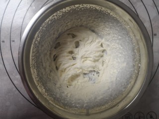 16、日式香草卡仕达,80g,淡奶油加8g砂糖，加3g香草酒，打发