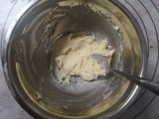 17、日式香草卡仕达,取140g卡仕达酱，用打蛋器打细腻