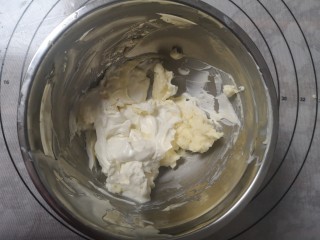 18、日式香草卡仕达,加入打发好的奶油