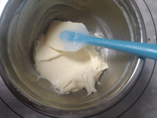 19、日式香草卡仕达,搅拌，用打蛋器打融合，细腻