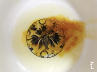 2、蜂蜜柚香戚风蛋糕,蜂蜜柚子酱和食用油混合均匀，柚子皮不用取出