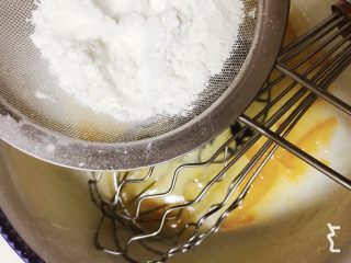 3、蜂蜜柚香戚风蛋糕,筛入低粉，翻拌均匀