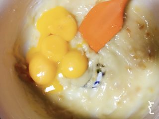 4、蜂蜜柚香戚风蛋糕,倒入蛋黄搅匀