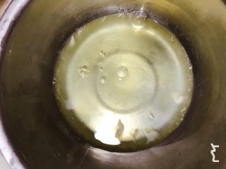 5、蜂蜜柚香戚风蛋糕,蛋白取出，滴入白醋，烤箱预热