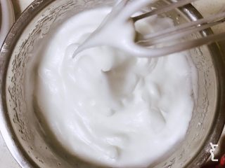 6、蜂蜜柚香戚风蛋糕,分三次加砂糖打发蛋白至如图弯钩状