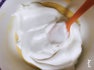 7、蜂蜜柚香戚风蛋糕,1/3蛋白糊与蛋黄糊翻拌均匀