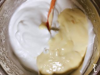 8、蜂蜜柚香戚风蛋糕,再与剩余蛋白糊混合，翻拌一定要均匀