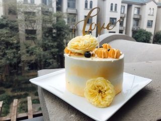 13、蜂蜜柚香戚风蛋糕,表面做了暖色装饰