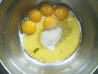 2、白雪公主蛋糕,蛋黄中放入牛奶,油,30克白糖搅拌到糖融化。