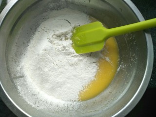 3、白雪公主蛋糕,筛入低筋面粉搅拌成无颗粒的蛋黄糊。