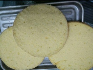 7、白雪公主蛋糕,蛋糕出炉后倒扣放凉后切成三片。