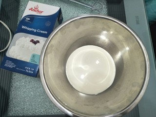 8、白雪公主蛋糕,淡奶油称量好。