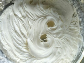 10、白雪公主蛋糕,搅拌到裱花奶油状态。