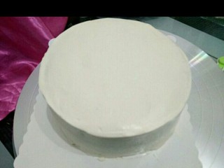 12、白雪公主蛋糕,用奶油将蛋糕坯抹成奶油蛋糕