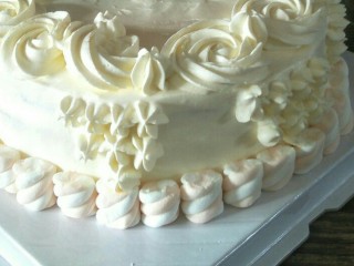 13、白雪公主蛋糕,用五齿花嘴在蛋糕表面和侧面裱上花纹,棉花糖围边。