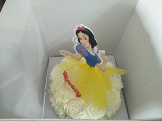 14、白雪公主蛋糕,插入白雪公主插牌。