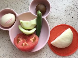 1、西红柿杂蔬炒馒头,准备食材