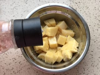 3、西红柿杂蔬炒馒头,鸡蛋打散，倒入馒头丁，均匀裹上鸡蛋液，撒上少量盐 [ 没吃盐的宝宝可以不加 ]