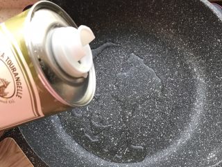 4、西红柿杂蔬炒馒头,锅内倒入宝宝辅食油。