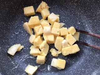 5、西红柿杂蔬炒馒头,油热后倒入馒头丁，翻炒均匀。