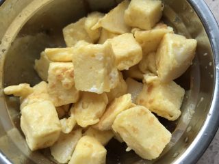 6、西红柿杂蔬炒馒头,四面金黄后，先把馒头丁盛出来。