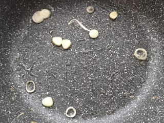 7、西红柿杂蔬炒馒头,锅内再倒入油，放入葱花蒜末爆香。