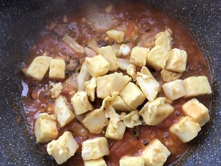 11、西红柿杂蔬炒馒头,倒入馒头丁，翻炒均匀。