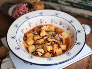 12、西红柿杂蔬炒馒头,出锅可以淋点黑芝麻酱，也可以不淋。