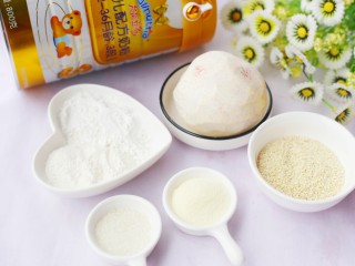 1、奶香芋泥芝麻球,准备材料：①荔浦芋头1个&nbsp;②澳优能力多G4奶粉2勺 ③白芝麻适量 ④白糖10g ⑤面粉适量