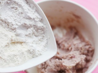 5、奶香芋泥芝麻球,然后分多次加入糯米粉，搅拌均匀后揉成不粘手的面团。