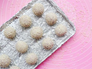 8、奶香芋泥芝麻球,准备好。