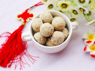 10、奶香芋泥芝麻球,奶香芋泥芝麻球就做好啦，烤的过程中满屋子都是浓郁的芋头香气，咬一口沙沙绵绵，超级好吃。