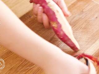 2、18m+芝士焗红薯（宝宝辅食）,首先，红薯洗净去皮、切片~