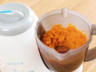 6、18m+芝士焗红薯（宝宝辅食）,在红薯泥上铺一层马苏里拉干奶酪或者小宝宝吃的原味奶酪，铺平~