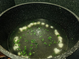 6、鲍鱼海鲜粥,加入清水