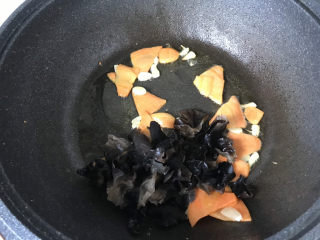 13、菠菜木耳炒鸡蛋,加入黑木耳翻炒；