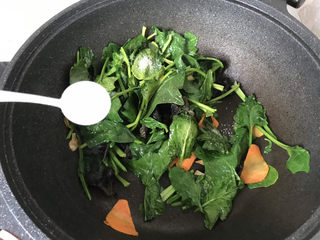 16、菠菜木耳炒鸡蛋,加入适量盐调味，炒1分钟；