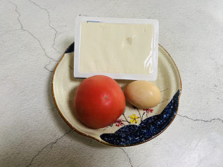 1、番茄豆腐汤,准备好食材
