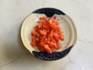 2、番茄豆腐汤,番茄洗净去皮切小块