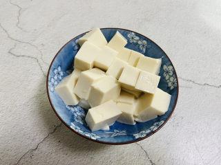 3、番茄豆腐汤,豆腐清洗一下切小块