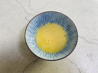 4、番茄豆腐汤,鸡蛋打入碗中加入少许盐充分搅打均匀