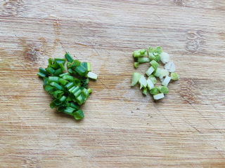 5、番茄豆腐汤,香葱洗净切圈