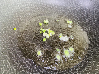6、番茄豆腐汤,起油锅放入葱白炒香