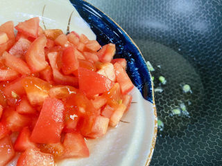 7、番茄豆腐汤,放入番茄