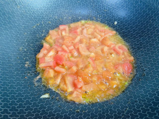 8、番茄豆腐汤,大火翻炒至出汤汁