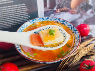 18、番茄豆腐汤,番茄豆腐汤低脂高蛋白，酸甜可口、营养丰富，好喝不怕胖！