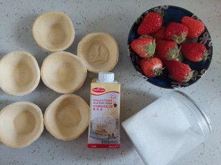 2、草莓拿破仑小蛋糕（蛋挞皮版）,准备食材备用