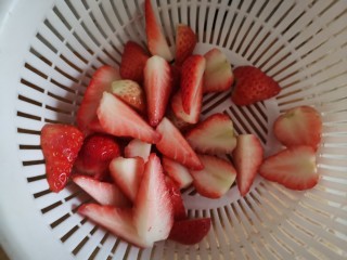 3、草莓拿破仑小蛋糕（蛋挞皮版）,草莓洗干净，切成块状，控干水分备用